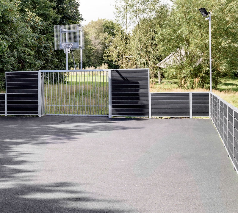 Støysvak ballbinge eller mulisportbane. Mini bane 4,5m x 9m (H: 100/60 cm høy) inkl. 2 stk. hockeymål