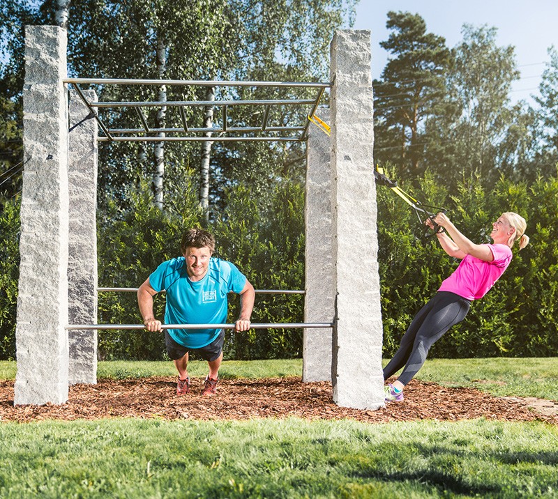 Bauta 1 (Pakke) består av Bauta med 4 søyler som er utgangspunktet for alle våre Bautaparker. I tillegg finner du 8 stepkasser