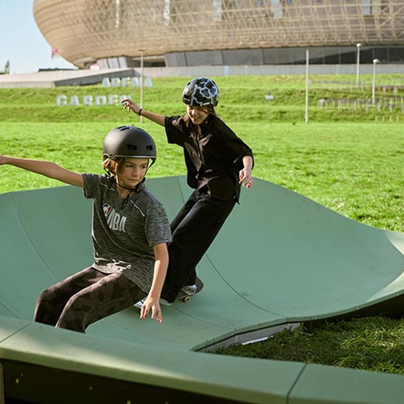 Family Steel pumptrack er en modulbasert pumptrack bane med stålramme og kompositt kjøreflate. Perfekt for park, skole og nærmiljøanlegg. Gir aktivitet, mestring og trening for alle aldre – med minimalt vedlikehold og dokumentert kvalitet.